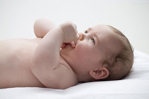 Các mốc phát triển bình thường của bé 2 tháng tuổi