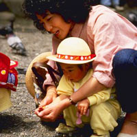 1399520714-japan_mother_and_child