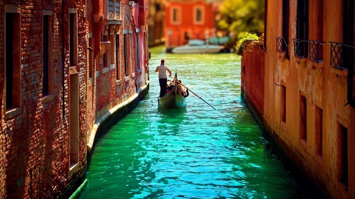 Narrow-canal-of-Venice