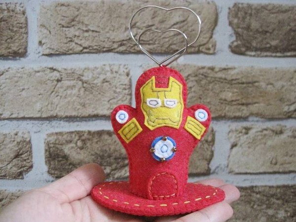 Iron Man giữ giấy note nhắc việc tiện lợi