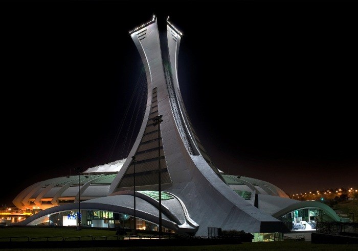 Chiếc tháp nghiêng cao nhất thế giới cùng với sân vận động Olympic
